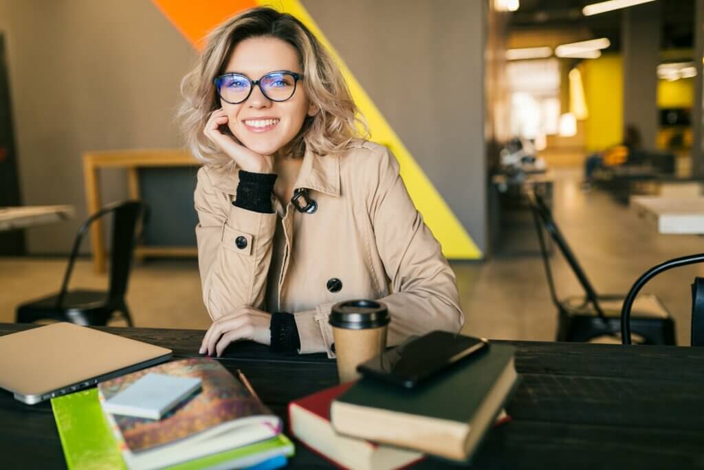 femme au bureau sereine