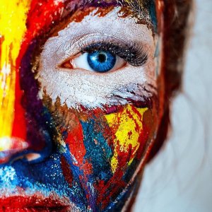 visage de femme en couleurs pour sauter par le toucher angers