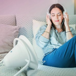 femme sur canapé devant dream machine Sophrologie lumière couleurs angoisse méditation relaxation insomnie